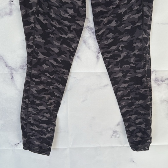 ATHLETA Salutation Stash Pocket Printed 7/8 Tights Leggings Size Medium - Picture 11 of 13